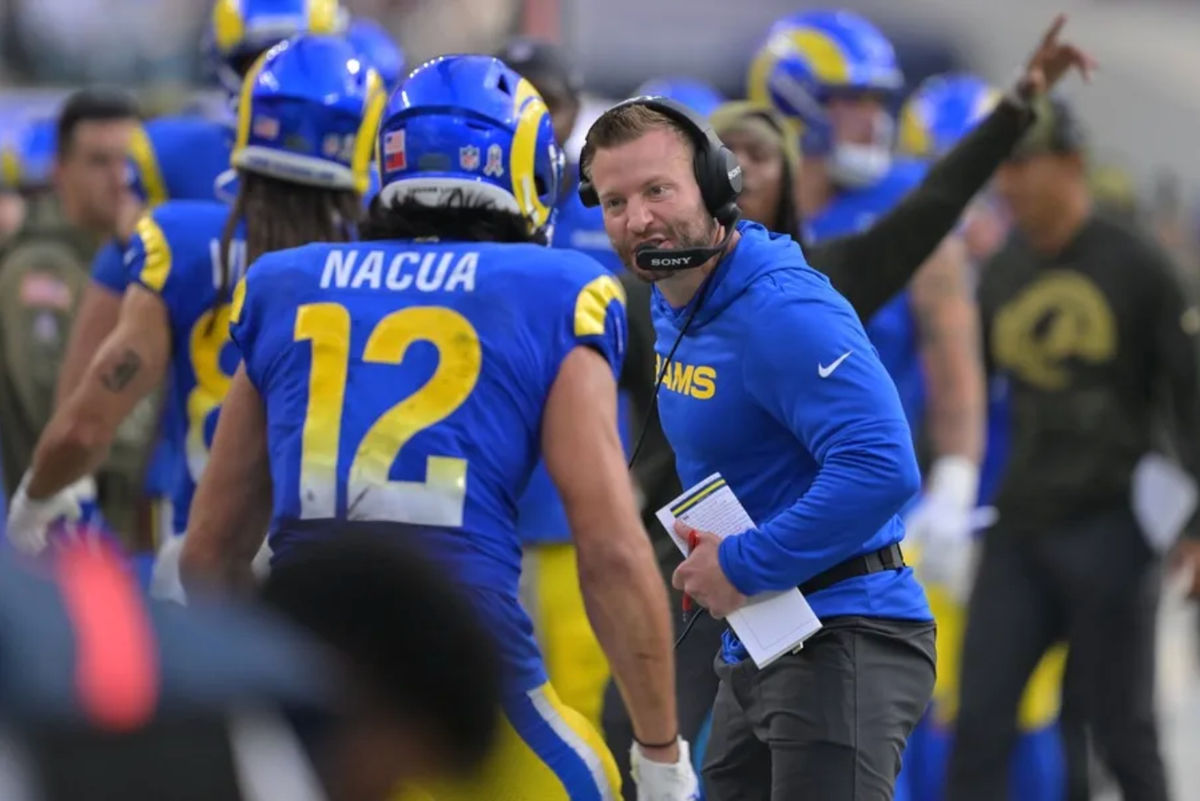 2 de novembro de 2025; Inglewood, Califórnia, EUA; O técnico do Los Angeles Rams, Sean McVay, e o wide receiver Puka Nacua (12) comemoram um touchdown contra o New Orleans Saints durante o primeiro tempo no SoFi Stadium. Crédito obrigatório: Jayne Kamin-Oncea-Imagn Images