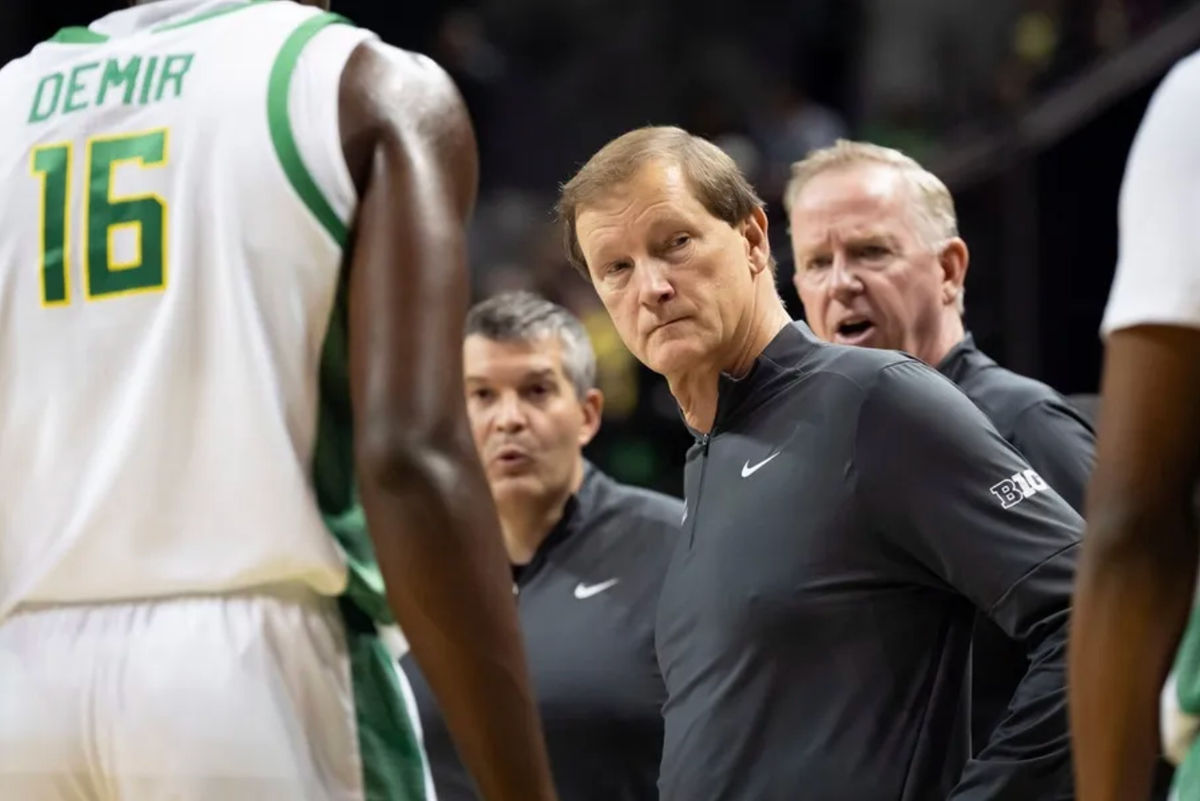 El entrenador de Oregon, Dana Altman, observa durante un tiempo muerto mientras los Oregon Ducks reciben a los Hawaii Rainbow Warriors el 4 de noviembre de 2025 en el Matthew Knight Arena de Eugene, Oregon. FOTO: USA TODAY SPORTS IMAGES