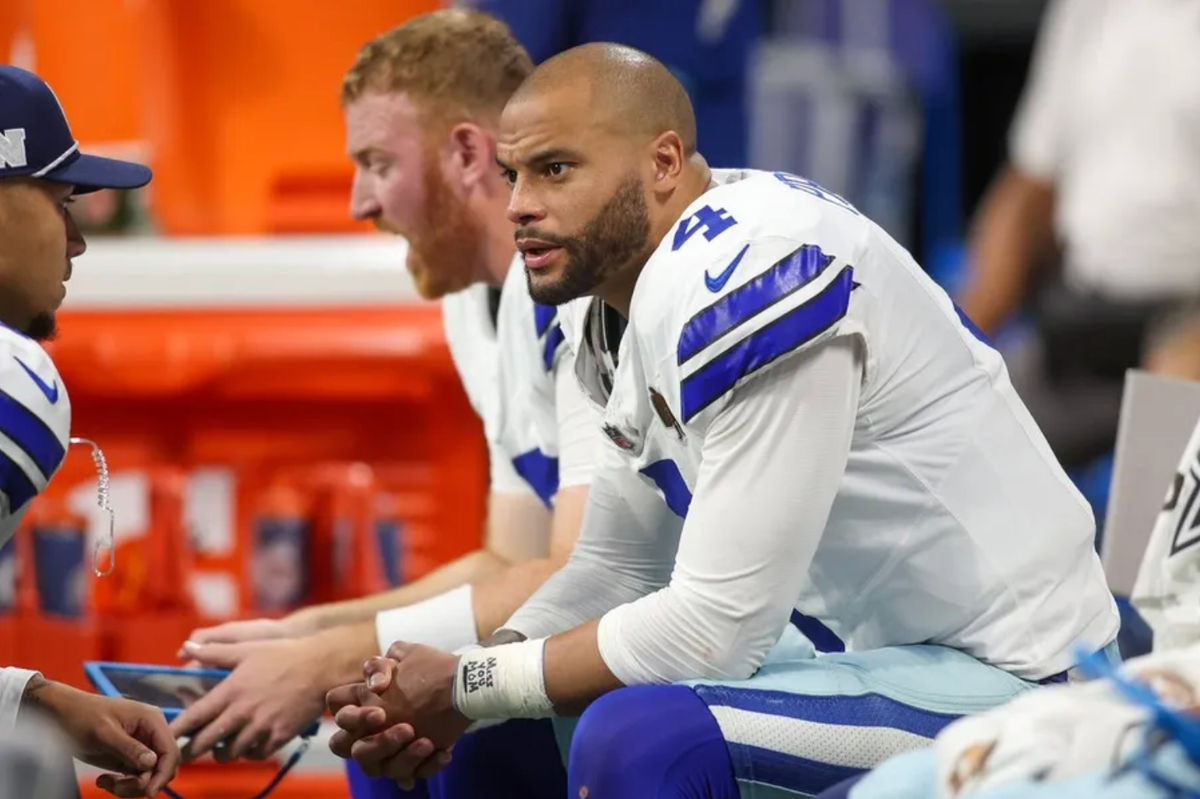 3 de novembro de 2024; Atlanta, Geórgia, EUA; O quarterback do Dallas Cowboys, Dak Prescott (4), no banco de reservas contra o Atlanta Falcons no quarto período no Mercedes-Benz Stadium. Crédito obrigatório: Brett Davis-Imagn Images
