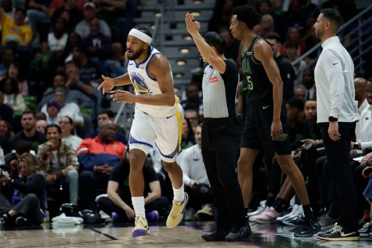 16 de novembro de 2025; Nova Orleans, Louisiana, EUA; O armador do Golden State Warriors, Moses Moody (4), comemora uma cesta de três pontos contra o ala do New Orleans Pelicans, Trey Murphy III (25), durante o primeiro tempo no Smoothie King Center. Crédito obrigatório: Matthew Hinton-Imagn Images