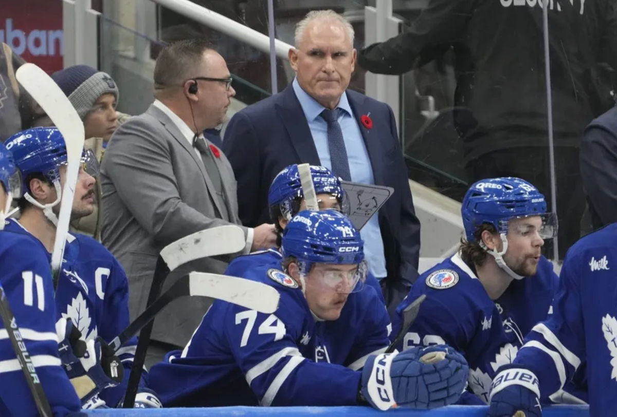 9 de novembro de 2025; Toronto, Ontário, Canadá; O técnico do Toronto Maple Leafs, Craig Berube, demonstra irritação no banco de reservas após um gol do Carolina Hurricanes durante o terceiro período na Scotiabank Arena. Crédito obrigatório: John E. Sokolowski-Imagn Images