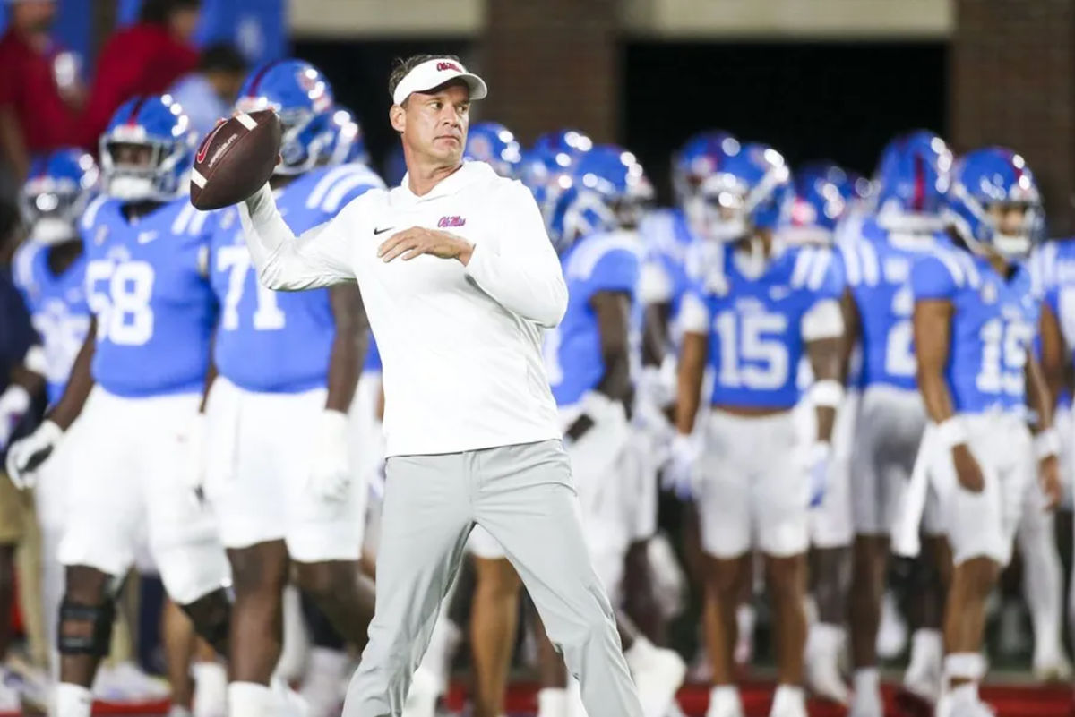 15 de noviembre de 2025; Oxford, Misisipi, EE. UU.; Lane Kiffin, entrenador en jefe de los Mississippi Rebels, lanza un balón de fútbol americano durante el calentamiento previo al partido contra los Florida Gators en el estadio Vaught-Hemingway. Crédito obligatorio: Petre Thomas-Imagn Images