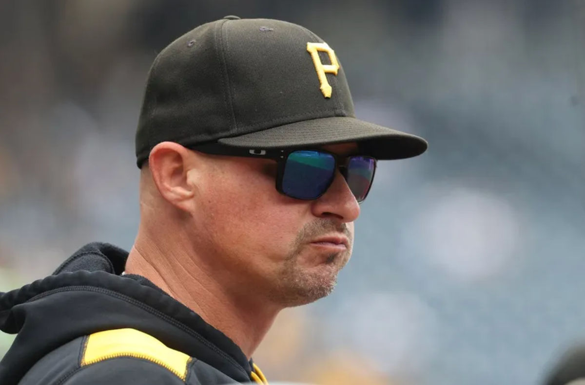 7 de septiembre de 2025; Pittsburgh, Pensilvania, EE. UU.; El mánager de los Pittsburgh Pirates, Don Kelly (12), observa desde el banquillo durante el primer inning del partido contra los Milwaukee Brewers en el PNC Park. Crédito obligatorio: Charles LeClaire-Imagn Images