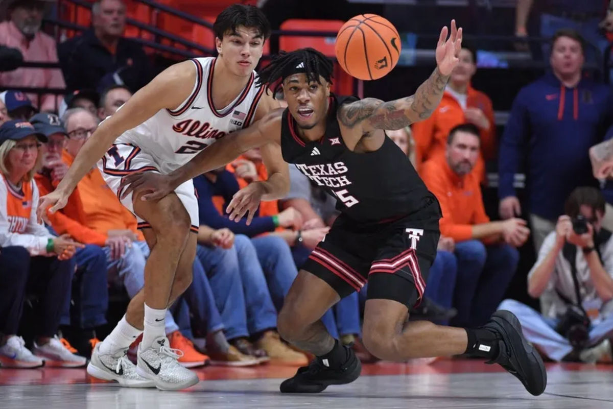 11 de noviembre de 2025; Champaign, Illinois, EE. UU.; El alero de los Texas Tech Red Raiders, JT Toppin (15), intenta hacerse con un balón suelto frente al base de los Illinois Fighting Illini, Andrej Stojakovic (2), durante la segunda mitad en el State Farm Center. Crédito obligatorio: Ron Johnson-Imagn Images