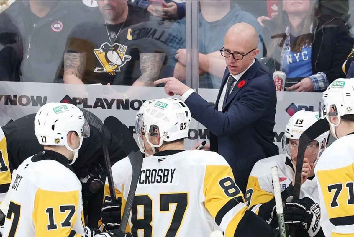 1 de noviembre de 2025; Winnipeg, Manitoba, Canadá; El entrenador de los Pittsburgh Penguins, Dan Muse, da instrucciones a los jugadores durante un tiempo muerto contra los Winnipeg Jets en el tercer período en el Canada Life Centre. Crédito obligatorio: James Carey Lauder-Imagn Images