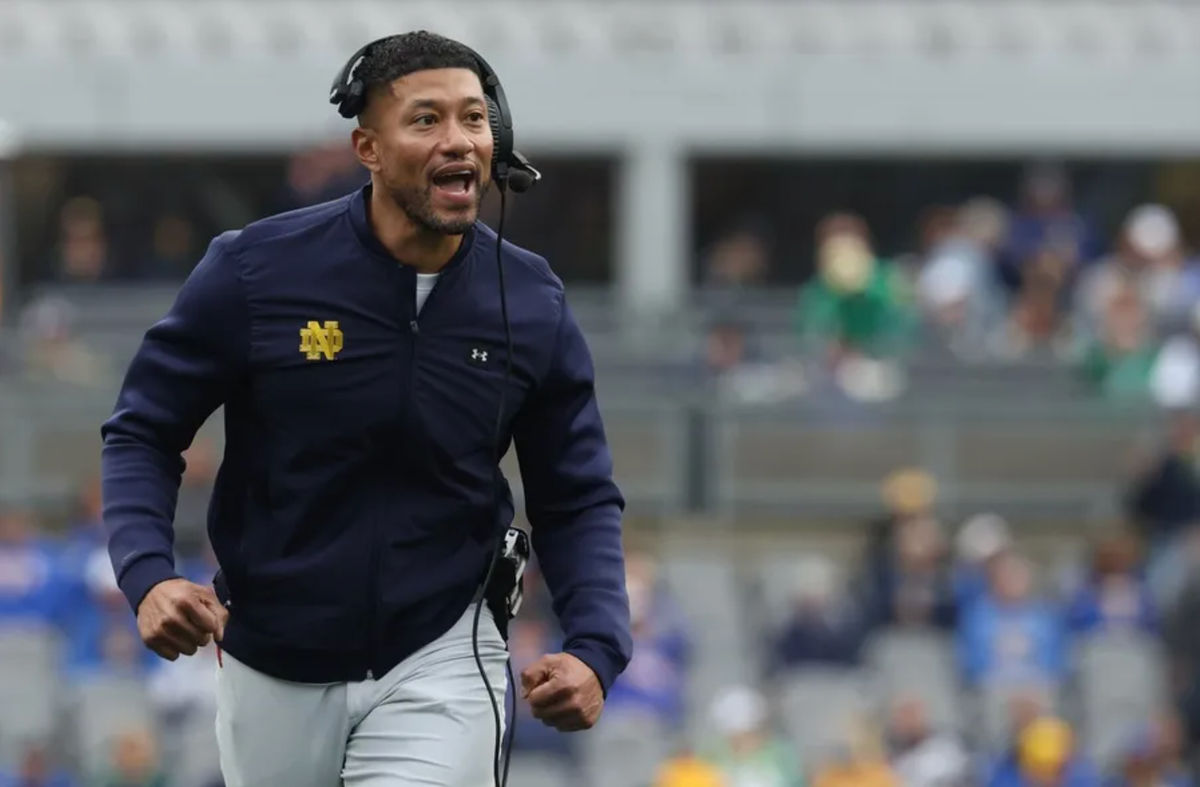 15 de noviembre de 2025; Pittsburgh, Pensilvania, EE. UU.; El entrenador en jefe de los Notre Dame Fighting Irish, Marcus Freeman, reacciona tras un touchdown de los Irish contra los Pittsburgh Panthers durante el segundo cuarto en el Acrisure Stadium. Crédito obligatorio: Charles LeClaire-Imagn Images