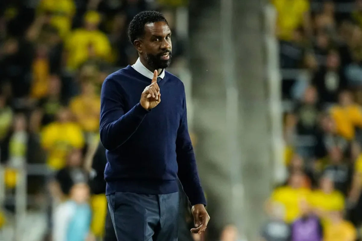 O técnico do Columbus Crew, Wilfried Nancy, aponta o dedo para o árbitro lateral durante o segundo tempo da partida da primeira rodada dos playoffs da MLS Cup contra o New York Red Bulls, no Lower.com Field, em Columbus, no dia 29 de outubro. FOTO: USA TODAY SPORTS IMAGES
