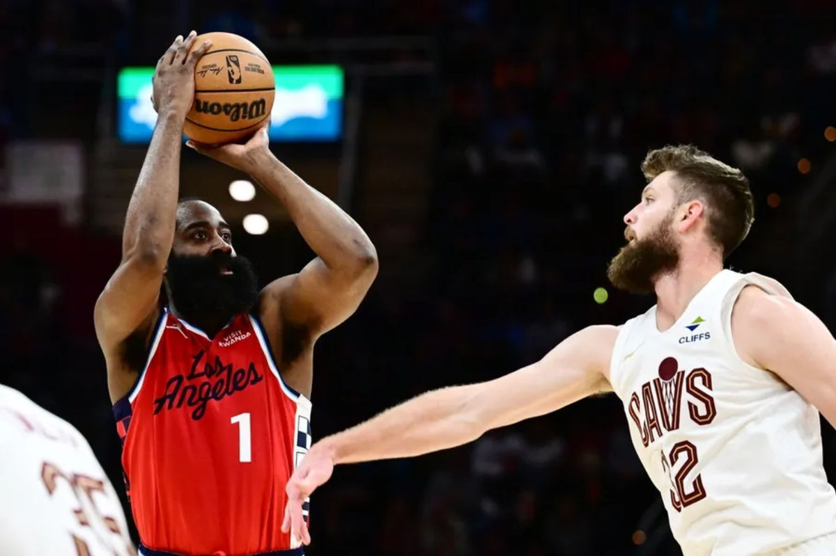 23 de noviembre de 2025; Cleveland, Ohio, EE. UU.; El base de Los Angeles Clippers, James Harden (1), lanza por encima de la defensa del alero de los Cleveland Cavaliers, Dean Wade (32), durante la segunda mitad en el Rocket Arena. Crédito obligatorio: Ken Blaze-Imagn Images.