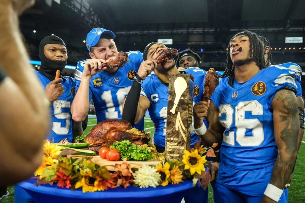 O quarterback do Detroit Lions Jared Goff (16), o defensive tackle DJ Reader (98), o wide receiver Amon-Ra St. Brown (14), o running back Jahmyr Gibbs (26), o linebacker Al-Quadin Muhammad (69) comemoram a vitória contra o Chicago Bears com uma coxa de peru após vencerem por 23-20 no Dia de Ação de Graças no Ford Field em Detroit na quinta-feira, 28 de novembro de 2024.