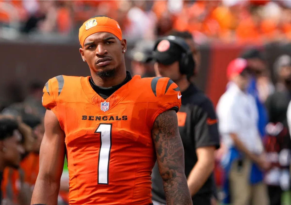 Ja'Marr Chase, do Cincinnati Bengals, observa o placar enquanto seu time é derrotado pelo New England Patriots por 16 a 10 no Paycor Stadium, no domingo, 8 de setembro de 2024. Os Bengals perderam por 16 a 10.
