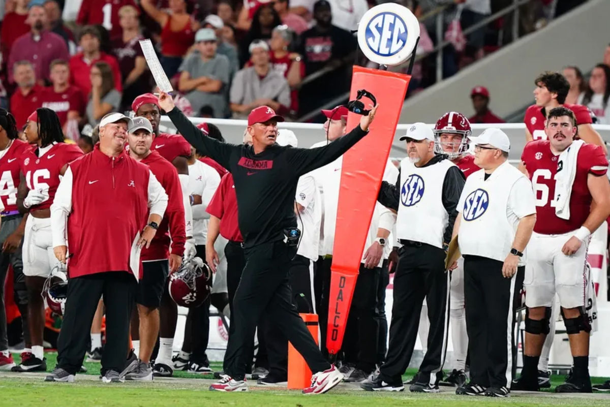 28 de setembro de 2024; Tuscaloosa, Alabama, EUA; O técnico do Alabama Crimson Tide, Kalen DeBoer, pede uma falta de interferência de passe contra o Georgia Bulldogs durante o primeiro tempo no Bryant-Denny Stadium. Crédito obrigatório: John David Mercer-Imagn Images