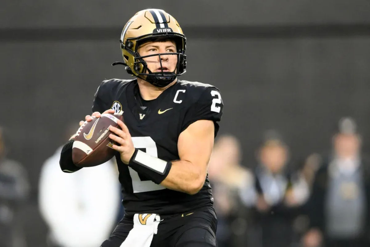 9 de noviembre de 2024; Nashville, Tennessee, EE. UU.; El mariscal de campo de los Vanderbilt Commodores, Diego Pavía (2), lanza el balón contra los South Carolina Gamecocks durante la primera mitad en el FirstBank Stadium. Crédito obligatorio: Steve Roberts-Imagn Images