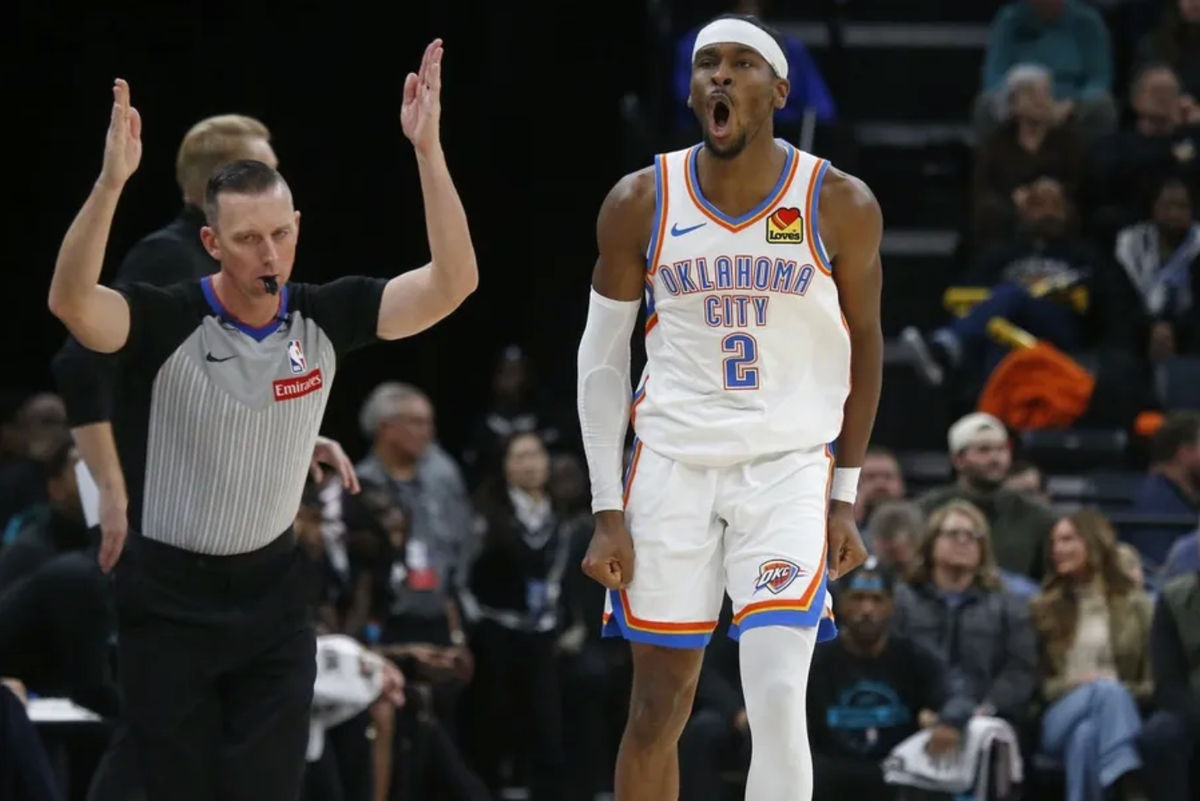 9 de novembro de 2025; Memphis, Tennessee, EUA; O armador do Oklahoma City Thunder, Shai Gilgeous-Alexander (2), comemora após uma cesta de três pontos durante o quarto período contra o Memphis Grizzlies no FedExForum. Crédito obrigatório: Petre Thomas-Imagn Images