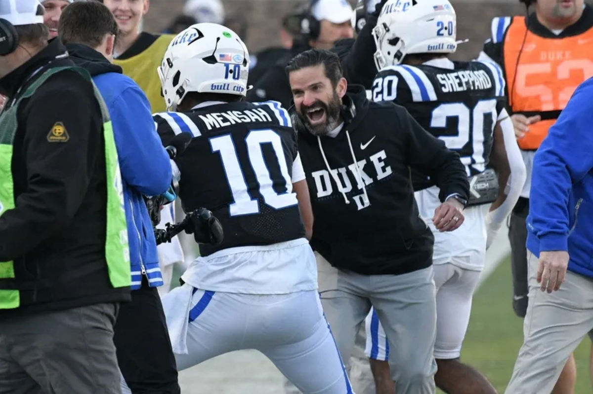 29 de noviembre de 2025; Durham, Carolina del Norte, EE. UU.; El entrenador de los Duke Blue Devils, Manny Díaz, celebra el touchdown del mariscal de campo Darian Mensah (10) contra los Wake Forest Demon Deacons durante el segundo cuarto en el Estadio Wallace Wade. Crédito obligatorio: Zachary Taft-Imagn Images