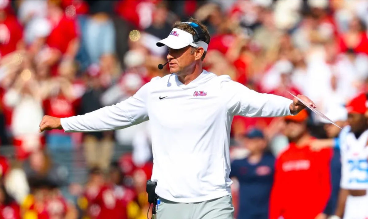 25 de octubre de 2025; Norman, Oklahoma, EE. UU.; Lane Kiffin, entrenador de los Ole Miss Rebels, durante el partido contra los Oklahoma Sooners en el Estadio Gaylord Family-Oklahoma Memorial. Crédito obligatorio: Kevin Jairaj-Imagn Images