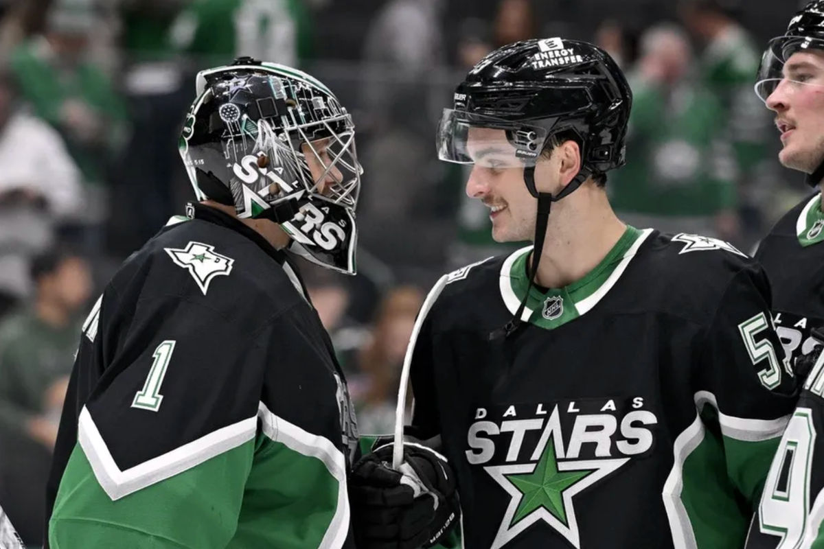 30 de noviembre de 2025; Dallas, Texas, EE. UU.; El portero de los Dallas Stars, Casey DeSmith (1), y el pívot Wyatt Johnston (53) celebran la victoria de los Stars sobre los Ottawa Senators en el American Airlines Center. Crédito obligatorio: Jerome Miron-Imagn Images