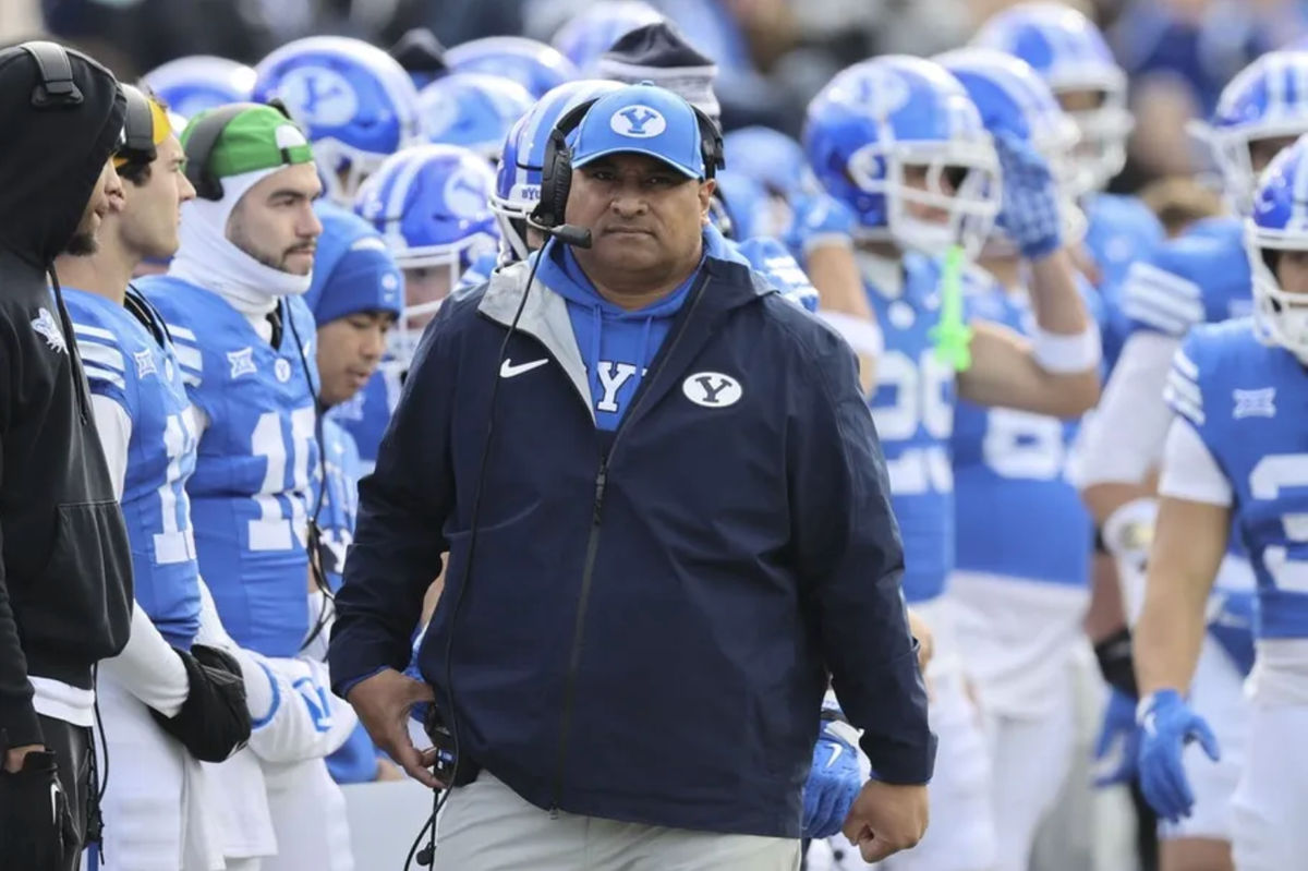 29 de noviembre de 2025; Provo, Utah, EE. UU.; Kalani Sitake, entrenador de los BYU Cougars, durante la primera mitad contra los UCF Knights en el Estadio LaVell Edwards. Crédito obligatorio: Rob Gray-Imagn Images