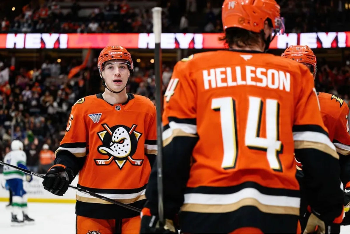 26 de noviembre de 2025; Anaheim, California, EE. UU.; Beckett Sennecke (45), extremo derecho de los Anaheim Ducks, a la izquierda, observa tras asistir en un gol durante el segundo periodo contra los Vancouver Canucks en el Honda Center. Crédito obligatorio: William Liang-Imagn Images