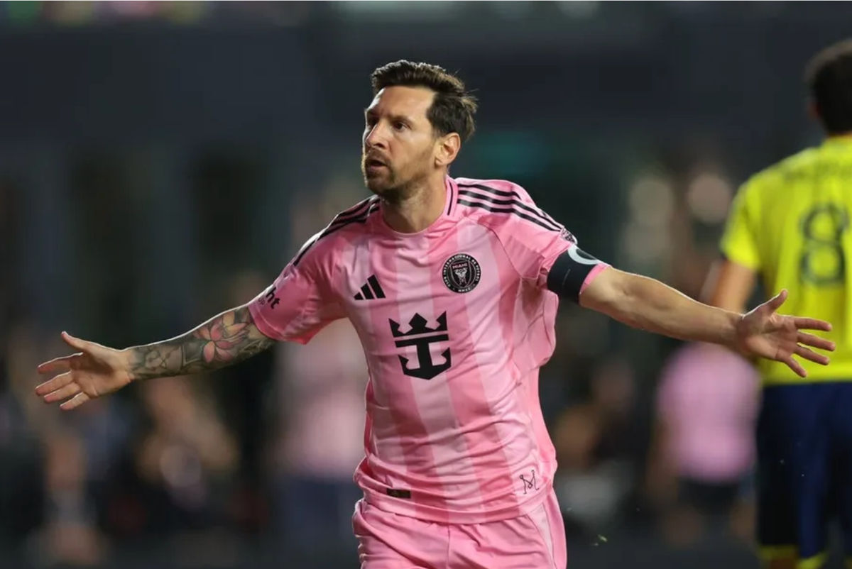 8 de novembro de 2025; Fort Lauderdale, Flórida, EUA; O atacante do Inter Miami CF, Lionel Messi (10), comemora após marcar contra o Nashville SC durante o primeiro tempo no Chase Stadium. Crédito obrigatório: Sam Navarro-Imagn Images