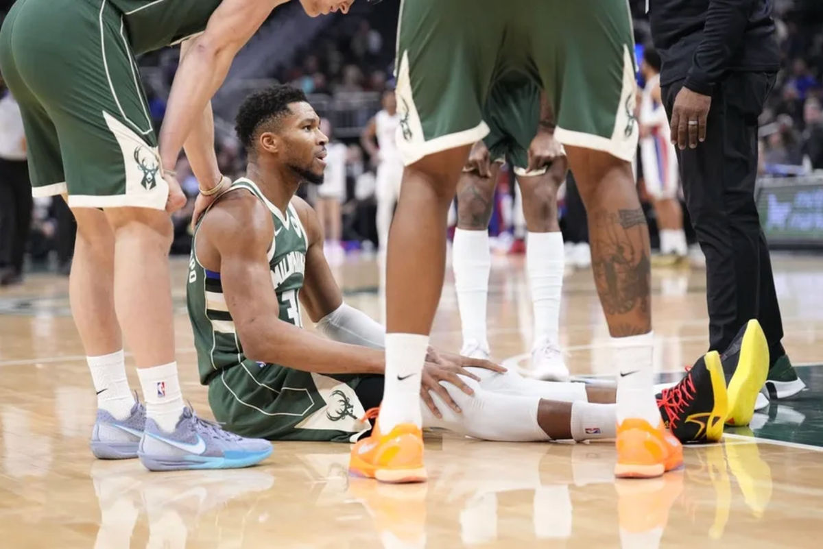 3 de dezembro de 2025; Milwaukee, Wisconsin, EUA; O ala do Milwaukee Bucks, Giannis Antetokounmpo (34), sofre uma lesão durante o primeiro tempo da partida contra o Detroit Pistons no Fiserv Forum. Crédito obrigatório: Michael McLoone-Imagn Images