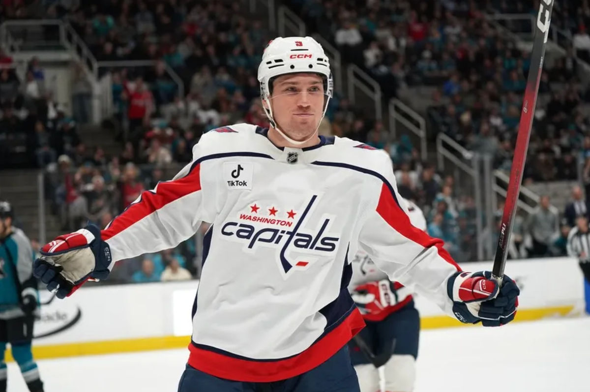 3 de diciembre de 2025; San José, California, EE. UU.; El extremo derecho de los Washington Capitals, Ryan Leonard (9), celebra tras anotar un gol contra los San Jose Sharks en el primer periodo en el SAP Center de San José. Crédito obligatorio: David Gonzales-Imagn Images