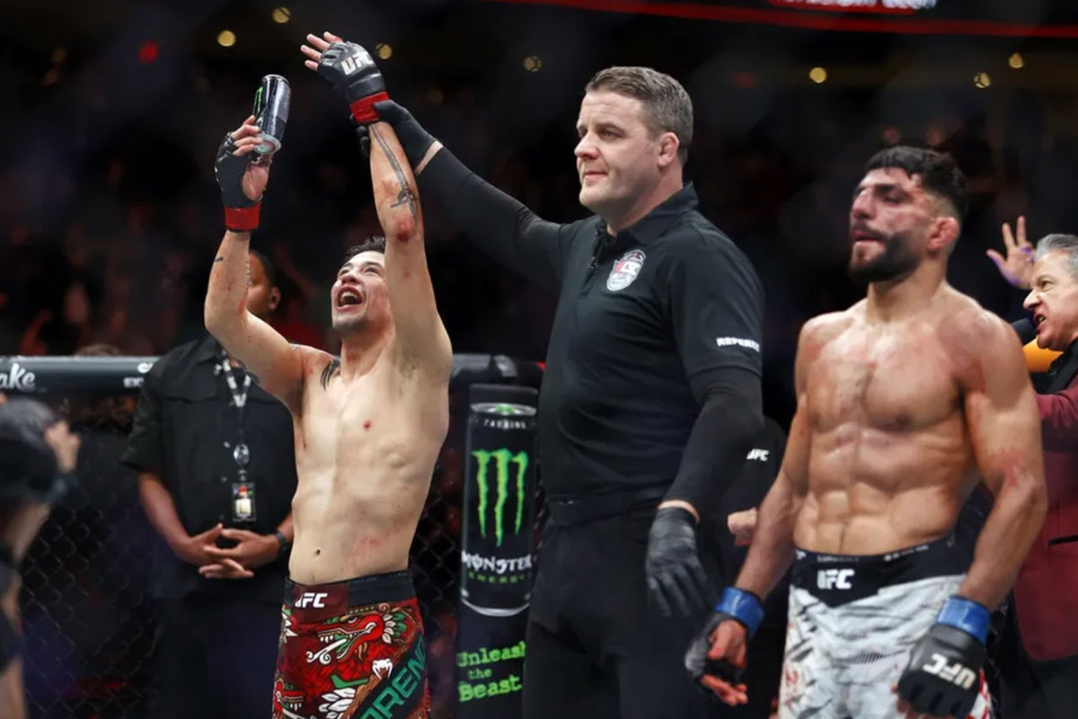 2 de noviembre de 2024; Edmonton, Alberta, Canadá; Brandon Moreno (guantes rojos) celebra tras derrotar a Amir Albazi (guantes azules) en un combate de peso mosca durante UFC Fight Night en Rogers Place. Crédito obligatorio: Perry Nelson-Imagn Images