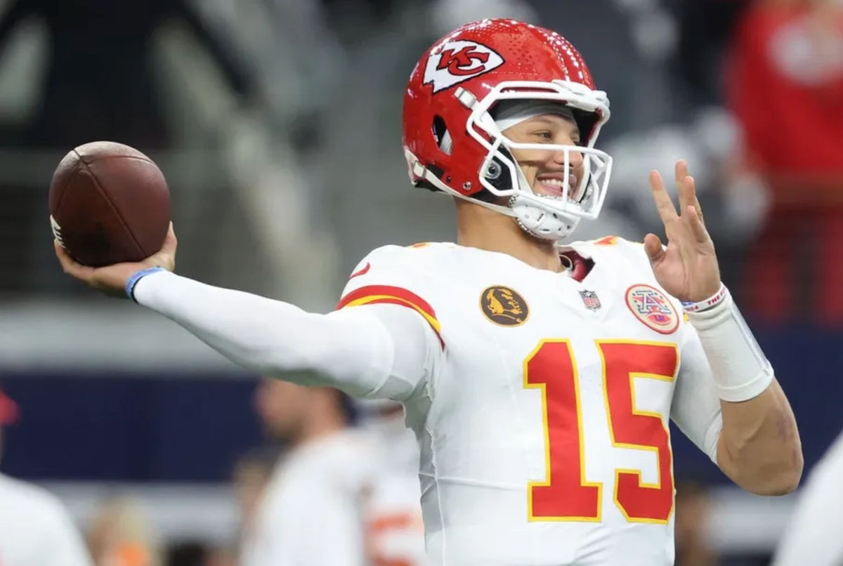 27 de novembro de 2025; Arlington, Texas, EUA; O quarterback do Kansas City Chiefs, Patrick Mahomes (15), aquece antes do jogo contra o Dallas Cowboys no AT&T Stadium. Crédito obrigatório: Kevin Jairaj-Imagn Images
