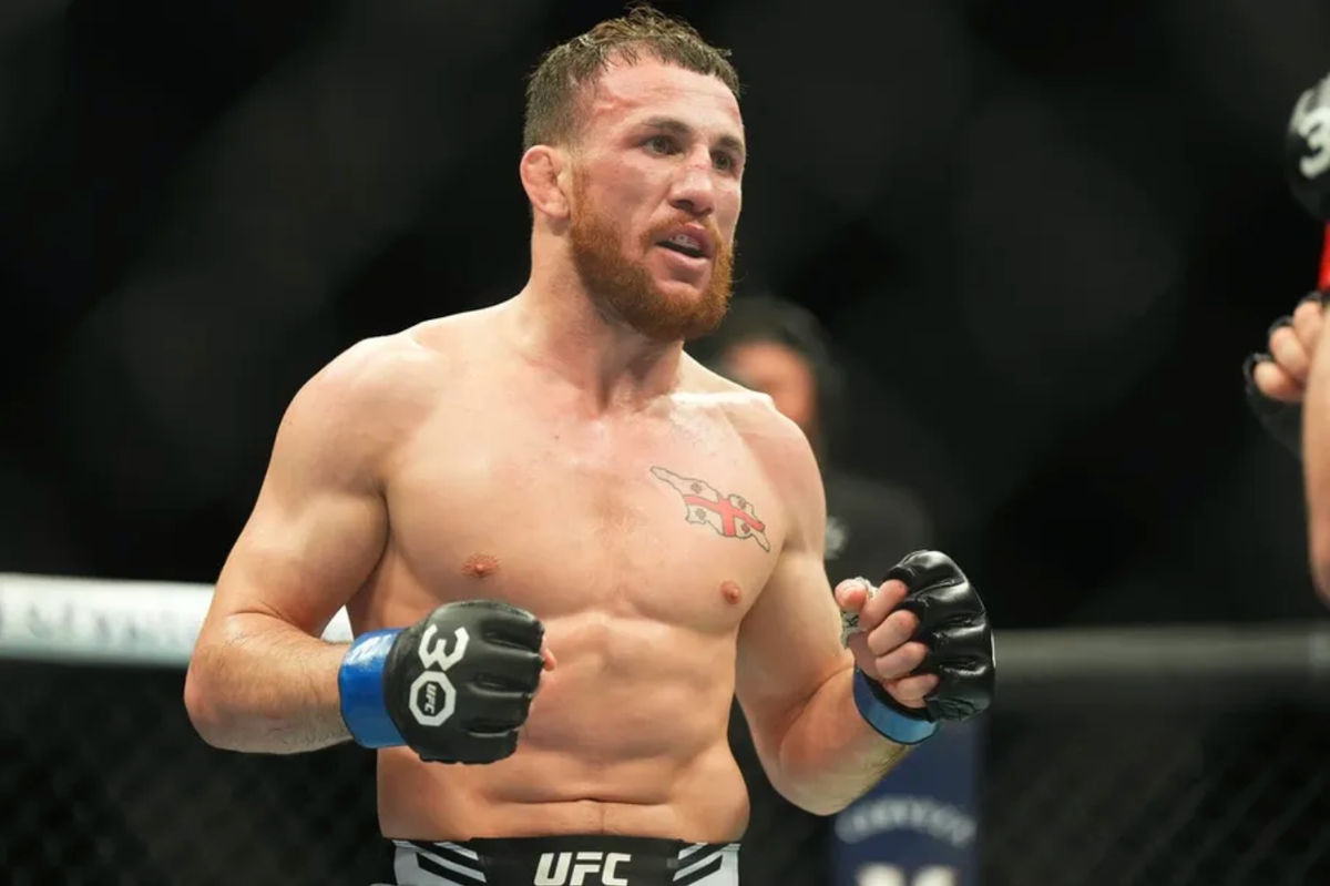 11 de marzo de 2023; Las Vegas, Nevada, EE. UU.; Petr Yan (guantes rojos) pelea contra Merab Dvalshvili (guantes azules) durante la UFC Fight Night en el Hotel Virgin. Crédito obligatorio: Ron Chenoy-Imagn Images