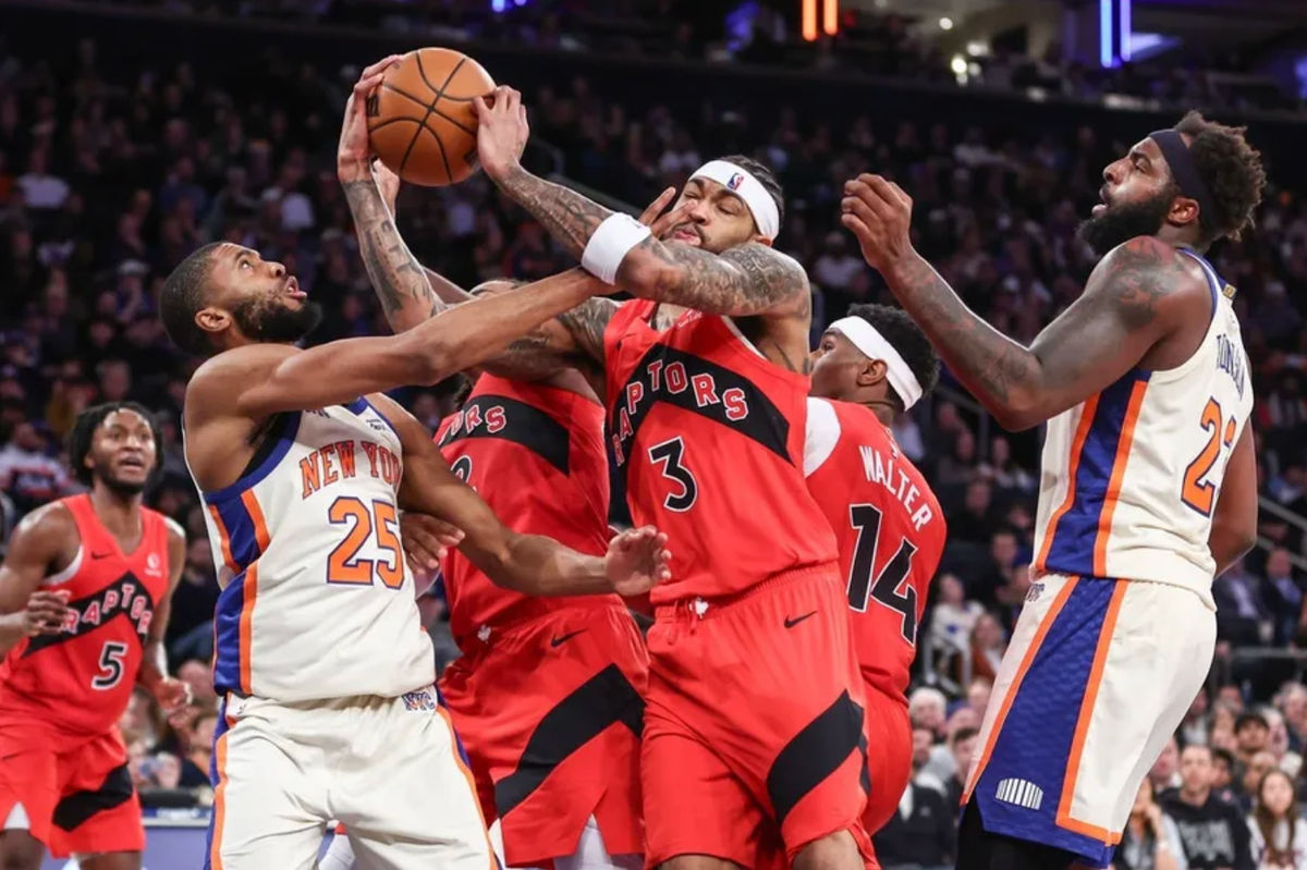 30 de noviembre de 2025; Nueva York, EE. UU.; El base de los New York Knicks, Mikal Bridges (25), y el alero de los Toronto Raptors, Brandon Ingram (3), luchan por un balón suelto en el último cuarto en el Madison Square Garden. Crédito obligatorio: Wendell Cruz-Imagn Images