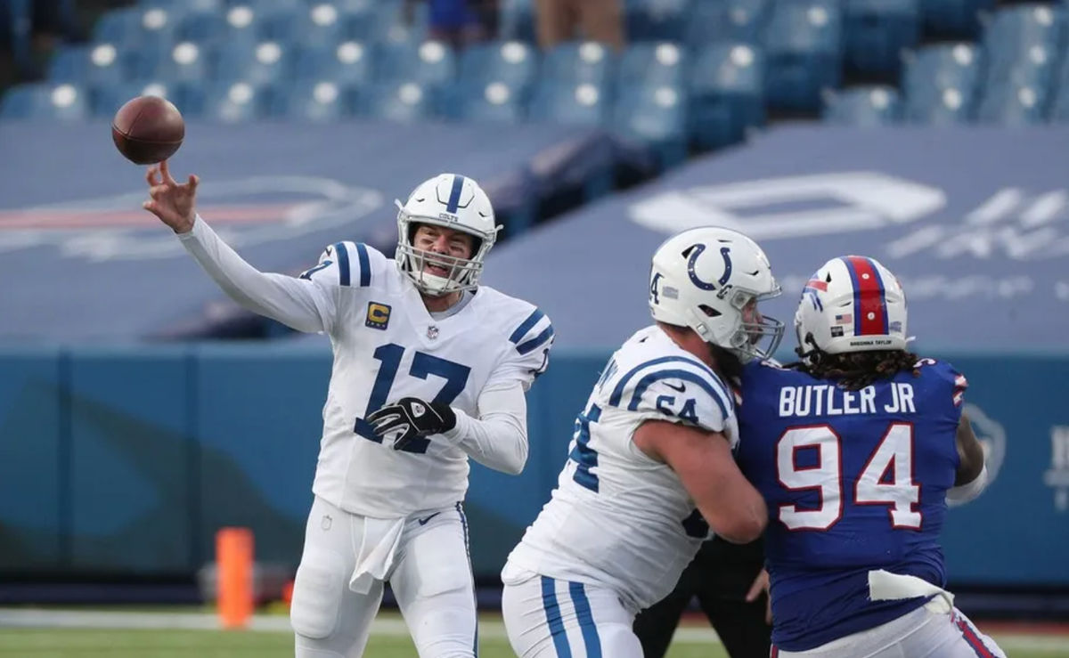 O quarterback dos Colts, Philip Rivers, se prepara para lançar a bola no meio do campo. Jg 010921 Bills 23