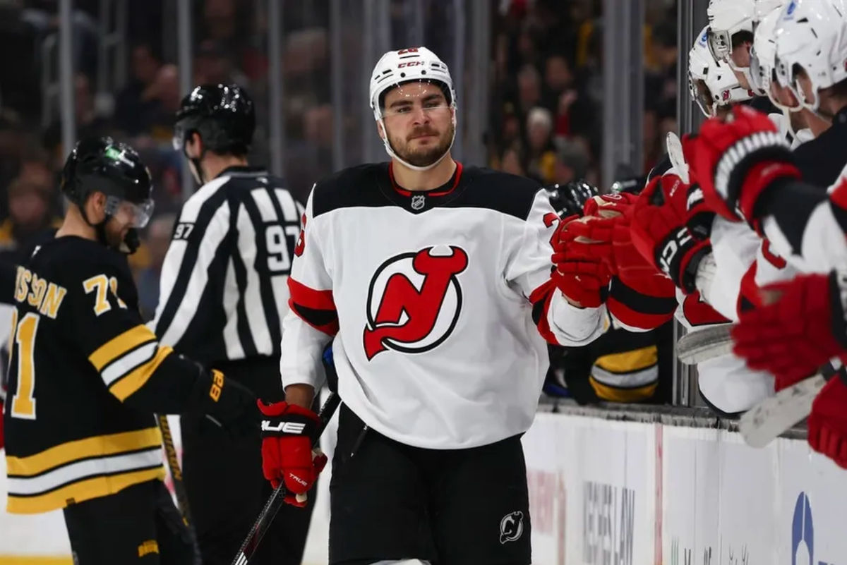 6 de diciembre de 2025; Boston, Massachusetts, EE. UU.; Mientras el extremo izquierdo de los Boston Bruins, Viktor Arvidsson (71), se retira a la banca, el extremo derecho de los New Jersey Devils, Timo Meier (28), recibe felicitaciones tras anotar un gol durante el primer periodo en el TD Garden. Crédito obligatorio: Winslow Townson-Imagn Images.
