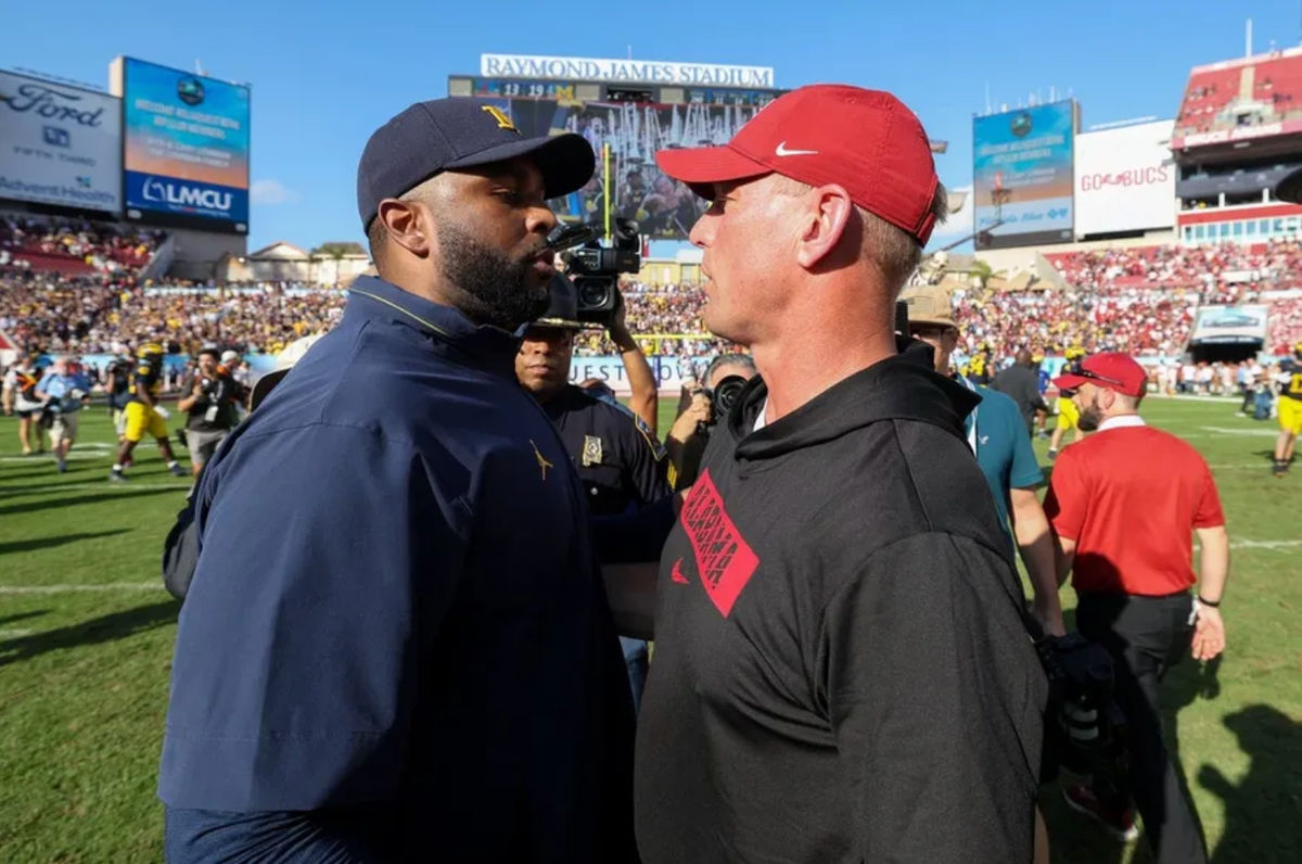 31 de diciembre de 2024; Tampa, Florida, EE. UU.; La entrenadora de los Wolverines de Michigan, Sherrone Moore, saluda al entrenador de los Crimson Tide de Alabama, Kalen Deboer, después del ReliaQuest Bowl en el Estadio Raymond James. Crédito obligatorio: Nathan Ray Seebeck-Imagn Images
