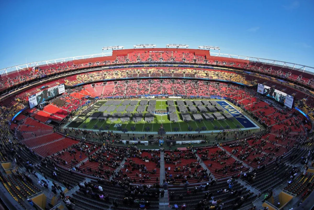 14 de diciembre de 2024; Landover, Maryland, EE. UU.; Cadetes del Ejército y la Armada entran al campo antes del inicio de la primera mitad del 125.º partido entre el Ejército y la Armada en el Estadio Northwest. Crédito obligatorio: Danny Wild-Imagn Images
