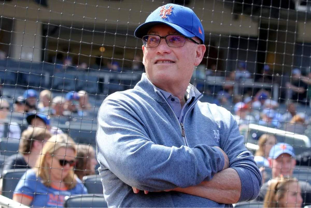 17 de septiembre de 2023; Nueva York, EE. UU.; El dueño de los Mets de Nueva York, Steve Cohen, en el campo antes de un partido contra los Rojos de Cincinnati en el Citi Field. Crédito obligatorio: Brad Penner-USA TODAY Sports