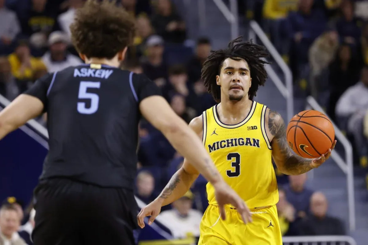 9 de dezembro de 2025; Ann Arbor, Michigan, EUA; O armador do Michigan Wolverines, Elliot Cadeau (3), dribla marcado pelo armador do Villanova Wildcats, Devin Askew (5), no primeiro tempo no Crisler Center. Crédito obrigatório: Rick Osentoski-Imagn Images