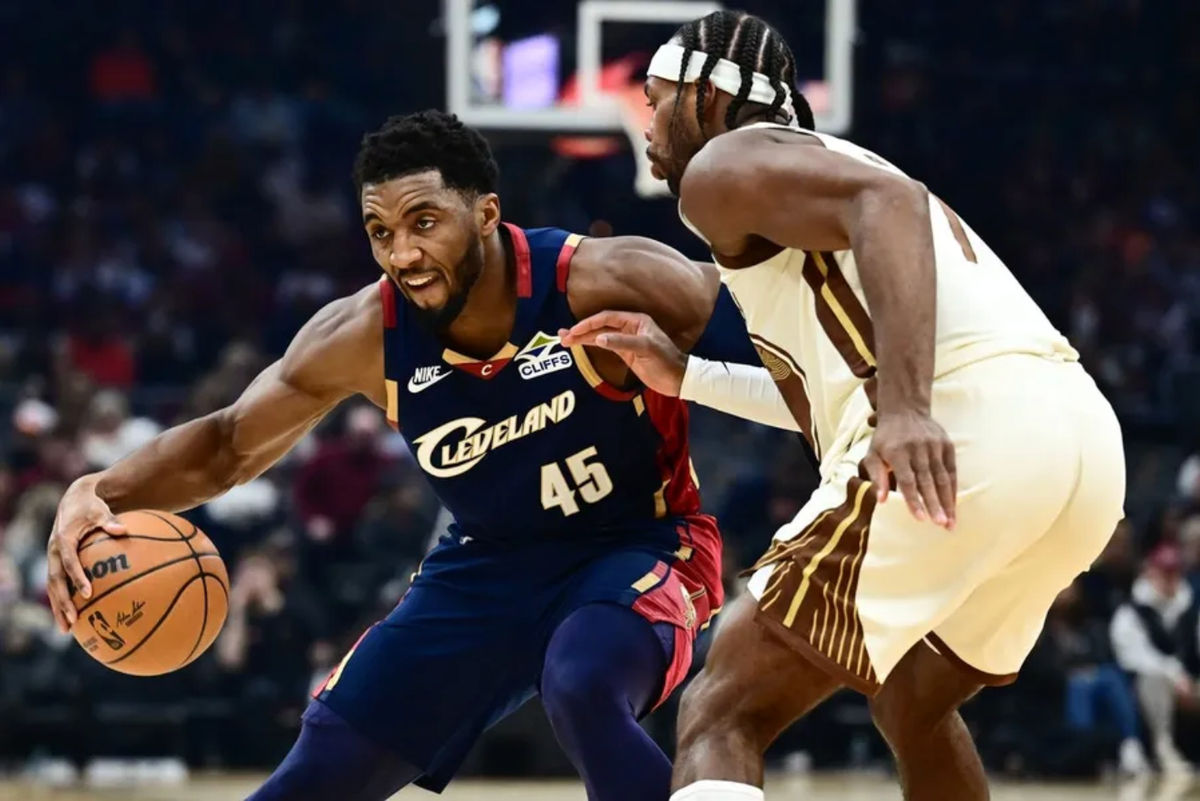 6 de diciembre de 2025; Cleveland, Ohio, EE. UU.; El base de los Cleveland Cavaliers, Donovan Mitchell (45), se enfrenta al base de los Golden State Warriors, Buddy Hield (7), durante la primera mitad en el Rocket Arena. Crédito obligatorio: Ken Blaze-Imagn Images.