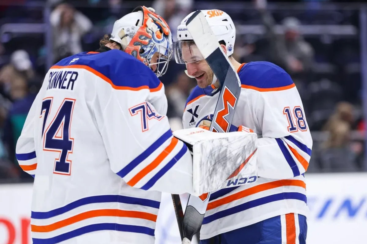 29 de noviembre de 2025; Seattle, Washington, EE. UU.; El extremo izquierdo de los Edmonton Oilers, Zach Hyman (18), celebra con el portero Stuart Skinner (74) tras derrotar a los Seattle Kraken en el Climate Pledge Arena. Crédito obligatorio: Kevin Ng-Imagn Images.