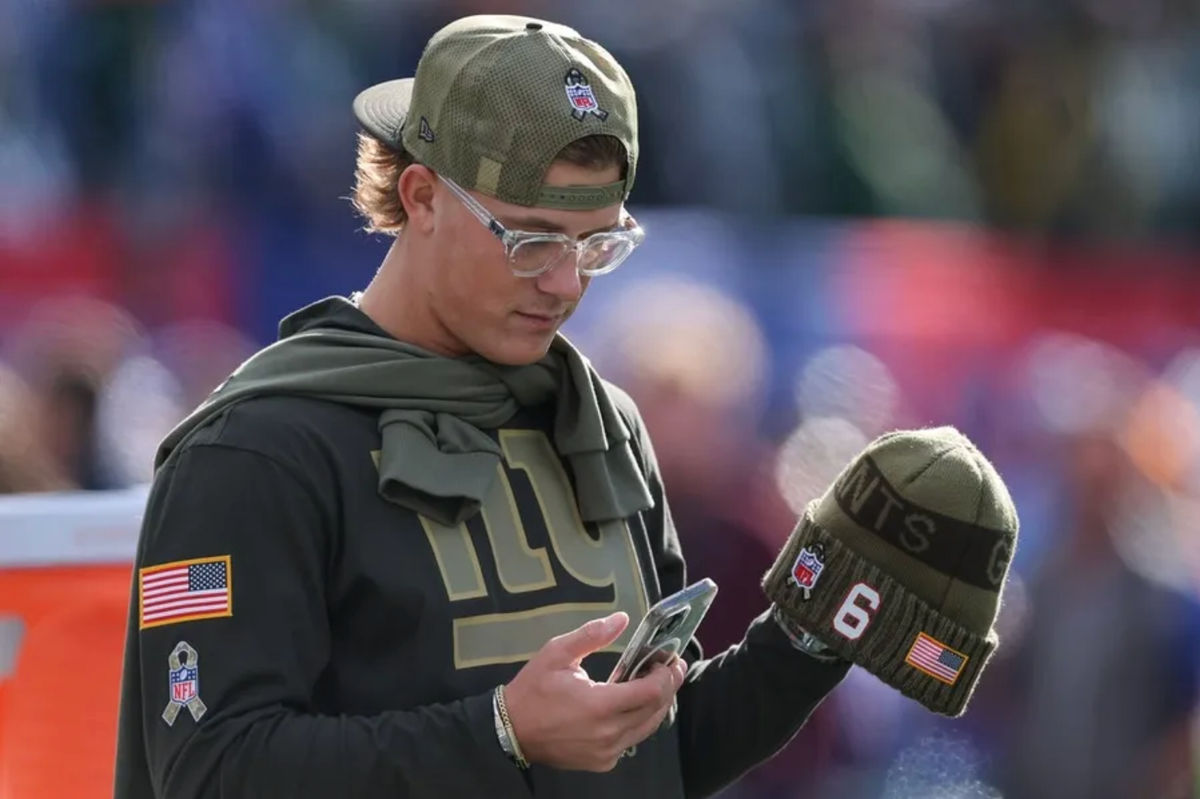 16 de novembro de 2025; East Rutherford, Nova Jersey, EUA; O quarterback do New York Giants, Jaxson Dart (6), em campo antes do jogo contra o Green Bay Packers no MetLife Stadium. Crédito obrigatório: Vincent Carchietta-Imagn Images
