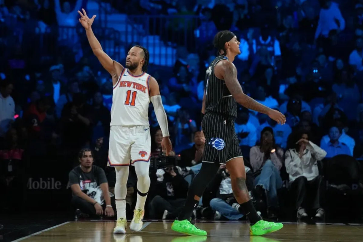 13 de dezembro de 2025; Las Vegas, Nevada, EUA; O armador do New York Knicks, Jalen Brunson (11), reage enquanto o ala do Orlando Magic, Paolo Banchero (5), se afasta durante o terceiro quarto na T-Mobile Arena. Crédito obrigatório: Kirby Lee-Imagn Images