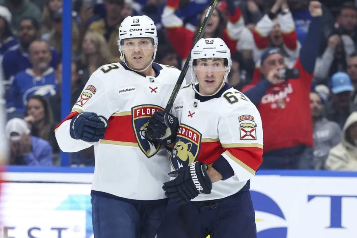 15 de diciembre de 2025; Tampa, Florida, EE. UU.; El extremo izquierdo de los Florida Panthers, Brad Marchand (63), reacciona a un gol del centro Sam Reinhart (13) contra los Tampa Bay Lightning en el segundo periodo en el Benchmark International Arena. Crédito obligatorio: Nathan Ray Seebeck-Imagn Images.