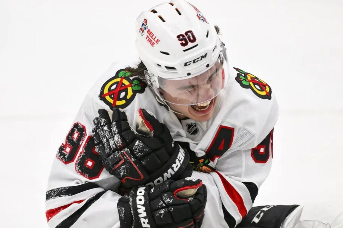 12 de dezembro de 2025; St. Louis, Missouri, EUA; O atacante do Chicago Blackhawks, Connor Bedard (98), demonstra dor após um face-off contra o atacante do St. Louis Blues, Brayden Schenn (não aparece na foto), durante o terceiro período no Enterprise Center. Crédito obrigatório: Jeff Curry-Imagn Images