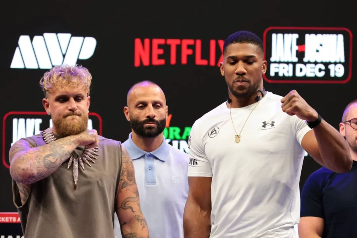 21 de novembro de 2025; Miami, Flórida, ESTADOS UNIDOS; Jake Paul e Anthony Joshua se encaram após uma coletiva de imprensa anunciando sua luta de boxe na categoria peso-pesado no Kayesa Center. Crédito obrigatório: Sam Navarro-Imagn Images