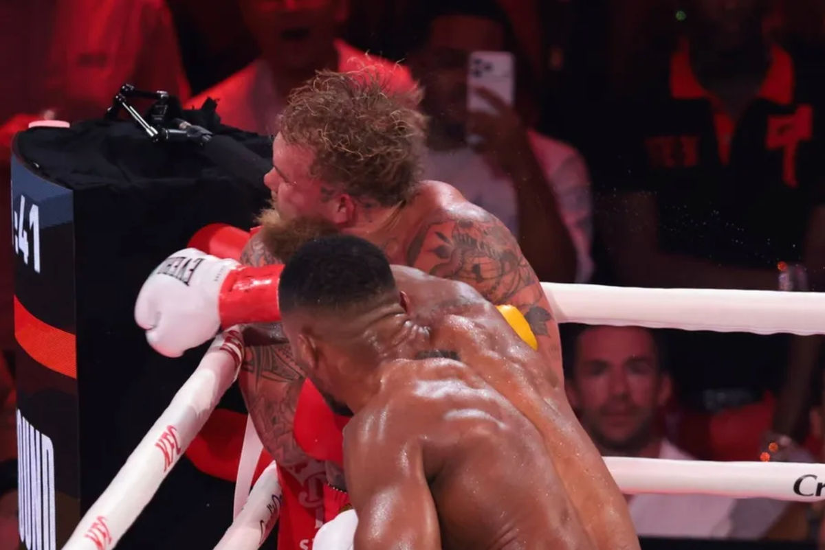 19 de diciembre de 2025; Miami, Florida, ESTADOS UNIDOS; Jake Paul es derribado por Anthony Joshua durante un combate de boxeo de peso pesado en el Kayesa Center. Crédito obligatorio: Sam Navarro-Imagn Images