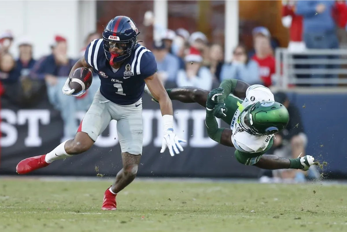 20 de diciembre de 2025; Oxford, MS, EE. UU.; El receptor abierto de los Mississippi Rebels, De'Zhaun Stribling (1), esquiva el intento de tackle del back defensivo de Tulane Green Wave, Isaiah Wadsworth (8), durante la primera mitad de un partido en el Estadio Vaught-Hemingway. Crédito obligatorio: Petre Thomas-Imagn Images.
