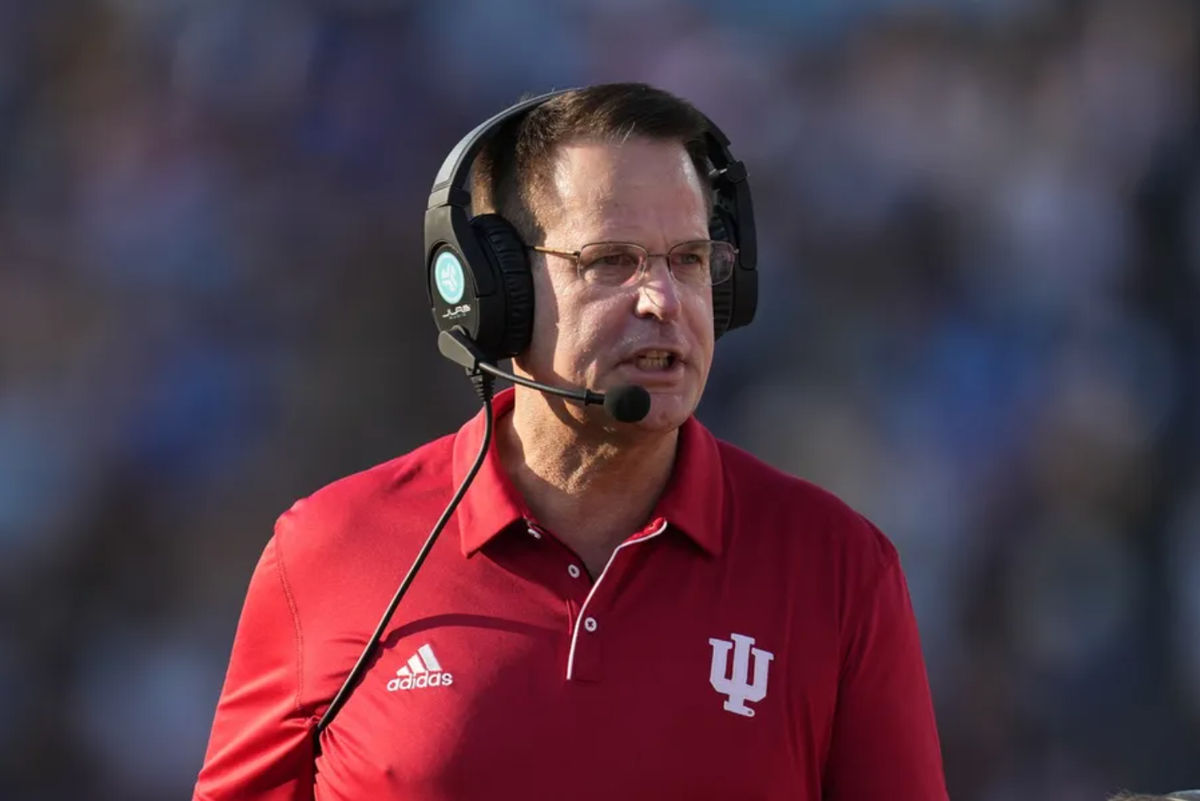 14 de setembro de 2024; Pasadena, Califórnia, EUA; O técnico do Indiana Hoosiers, Curt Cignetti, reage no primeiro tempo da partida contra o UCLA Bruins no Rose Bowl. Crédito obrigatório: Kirby Lee-Imagn Images