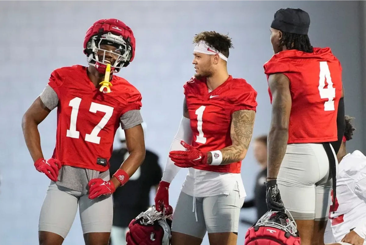 Los receptores abiertos de los Ohio State Buckeyes Carnell Tate (17), Brandon Inniss (1) y Jeremiah Smith (4) hablan durante la práctica de fútbol de primavera en el Woody Hayes Athletic Center el 17 de marzo de 2025. FOTO USA TODAY SPORTS IMAGES