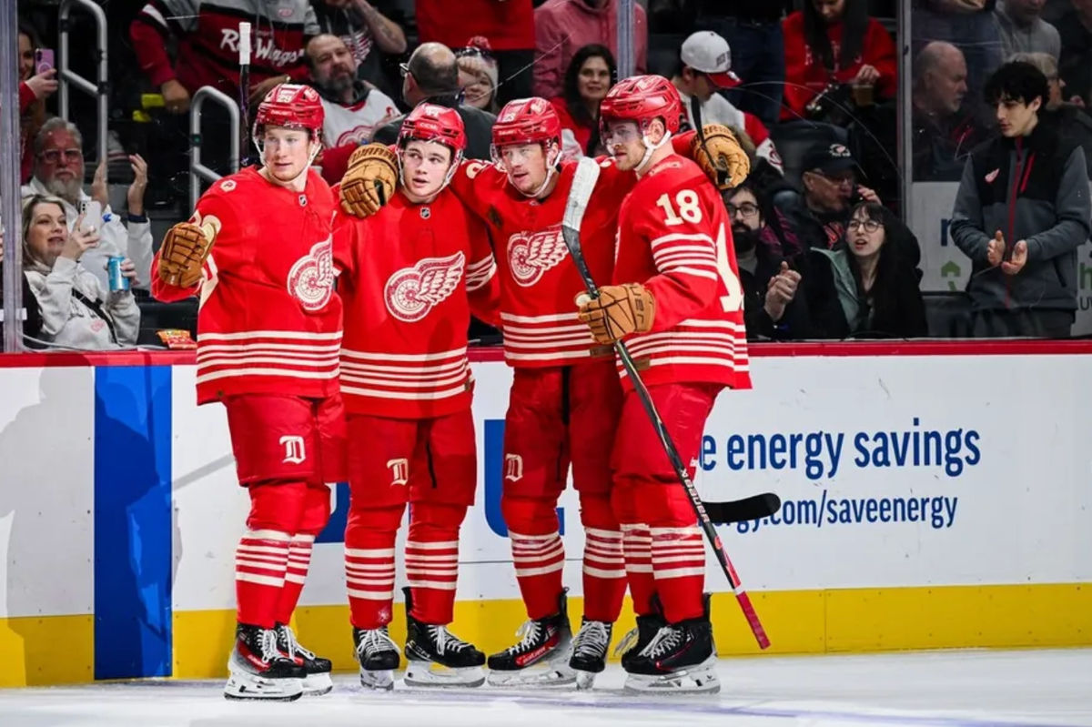 21 de diciembre de 2025; Detroit, Michigan, EE. UU.; El extremo izquierdo de los Detroit Red Wings, Lucas Raymond (23), celebra su gol con el centro Nate Danielson (29), el defensa Axel Sandin-Pellikka (44) y el centro Andrew Copp (18) durante el segundo periodo contra los Washington Capitals en el Little Caesars Arena. Crédito obligatorio: Tim Fuller-Imagn Images.