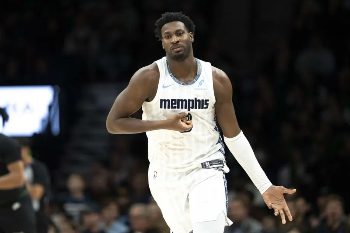 17 de diciembre de 2025; Minneapolis, Minnesota, EE. UU.; El delantero de los Memphis Grizzlies, Jaren Jackson Jr. (8), celebra un tiro contra los Minnesota Timberwolves en la segunda mitad en el Target Center. Crédito obligatorio: Jesse Johnson-Imagn Images