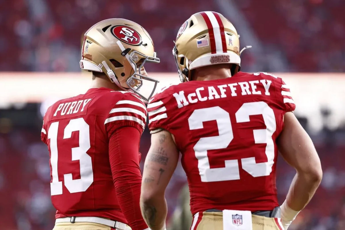 24 de novembro de 2025; Santa Clara, Califórnia, EUA; O quarterback do San Francisco 49ers, Brock Purdy (13), e o running back Christian McCaffrey (23) treinam antes do jogo contra o Carolina Panthers no Levi's Stadium. Crédito obrigatório: Kelley L Cox-Imagn Images