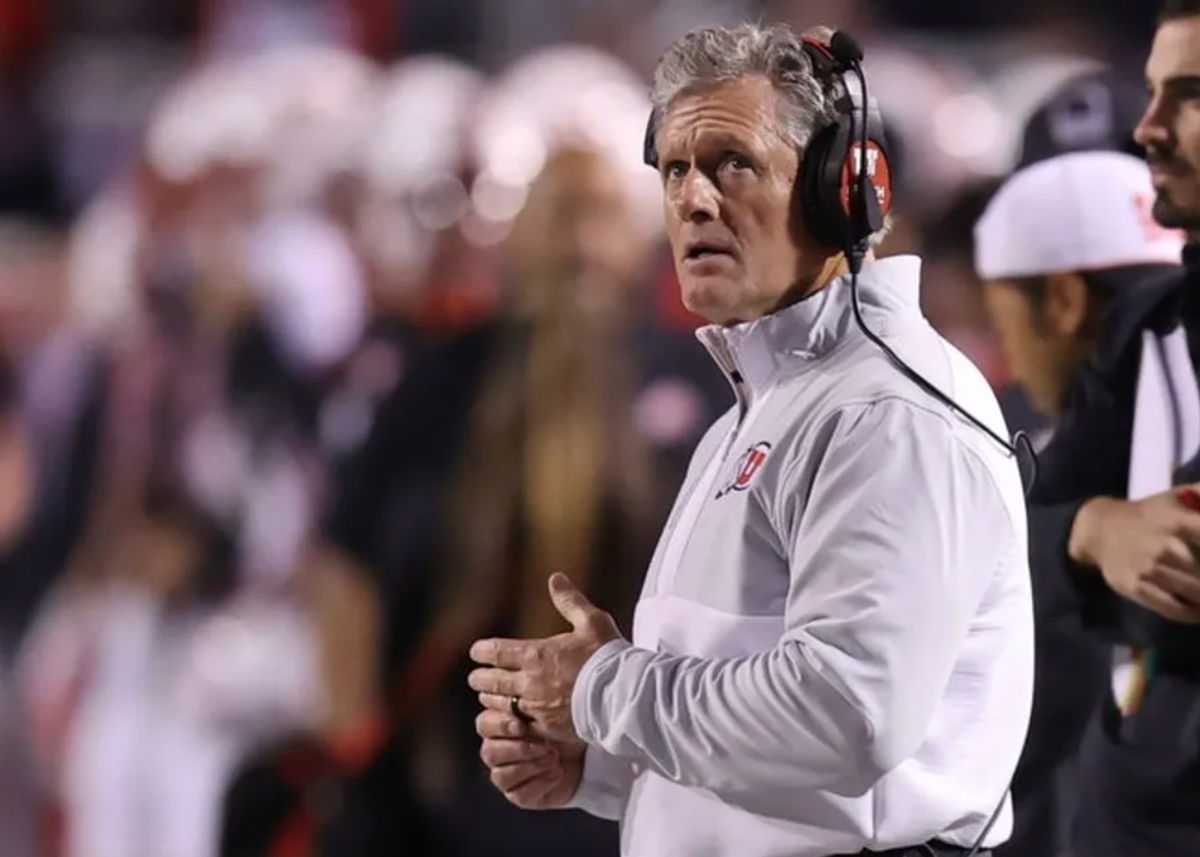 19 de octubre de 2024; Salt Lake City, Utah, EE. UU.; El entrenador de los Utah Utes, Kyle Whittingham, observa el partido contra los TCU Horned Frogs durante el segundo cuarto en el Estadio Rice-Eccles. Crédito obligatorio: Rob Gray-Imagn Images